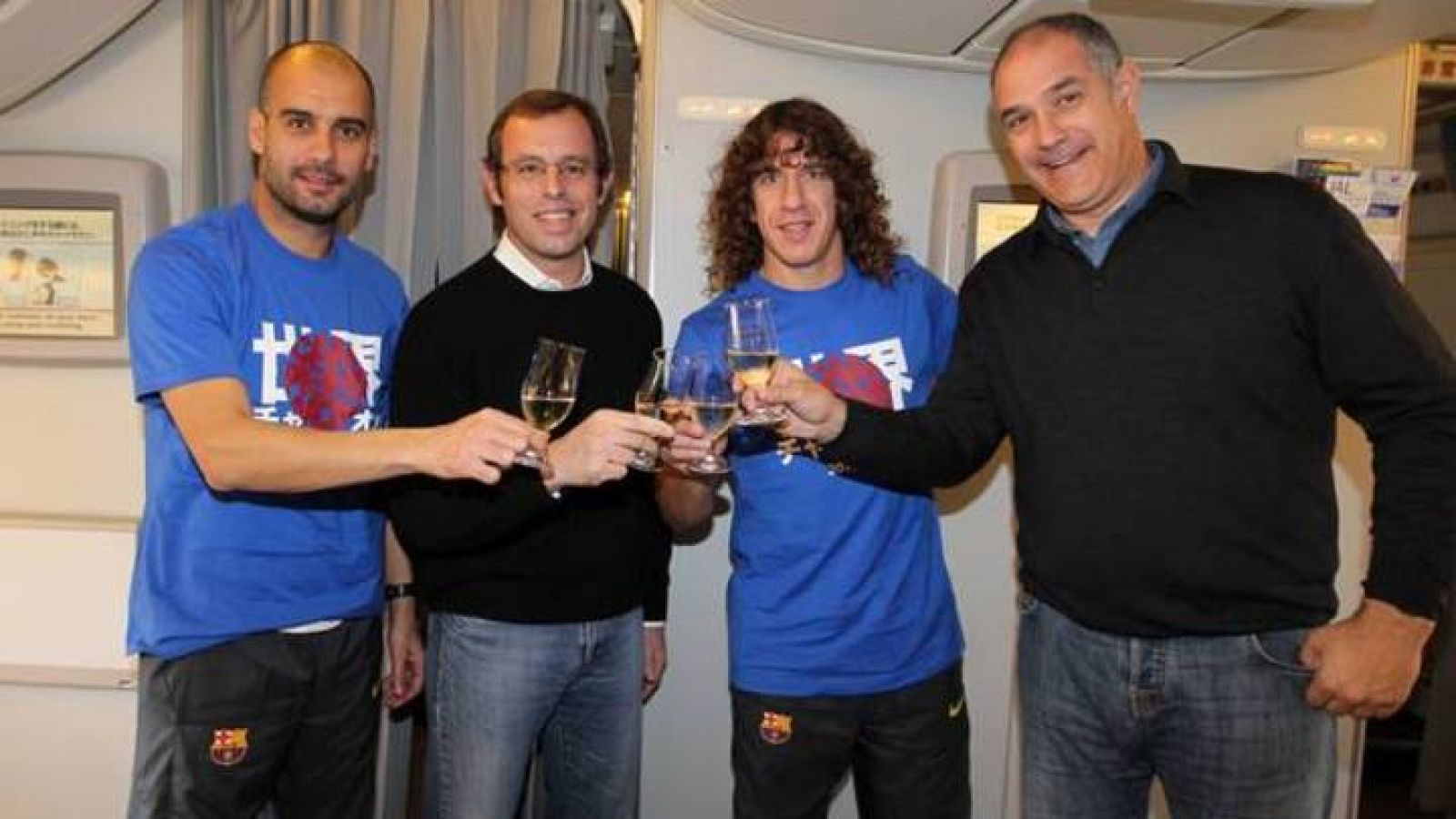 Brindis dentro del avión con Sandro Rosell, Pep Guardiola, Carles Puyol y Andoni Zubizarreta