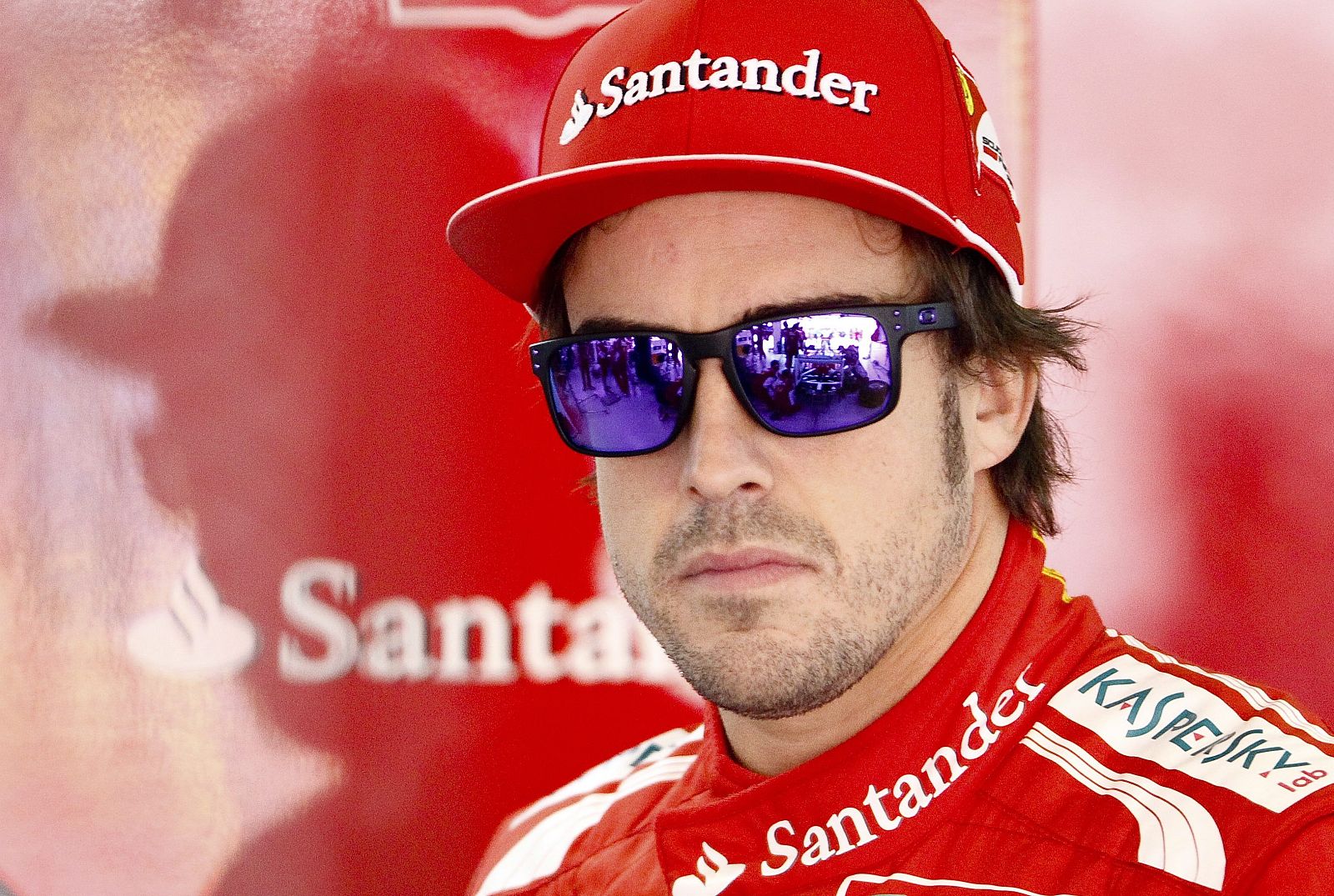 El piloto español de Ferrari, Fernando Alonso, permanece en el garage del equipo.