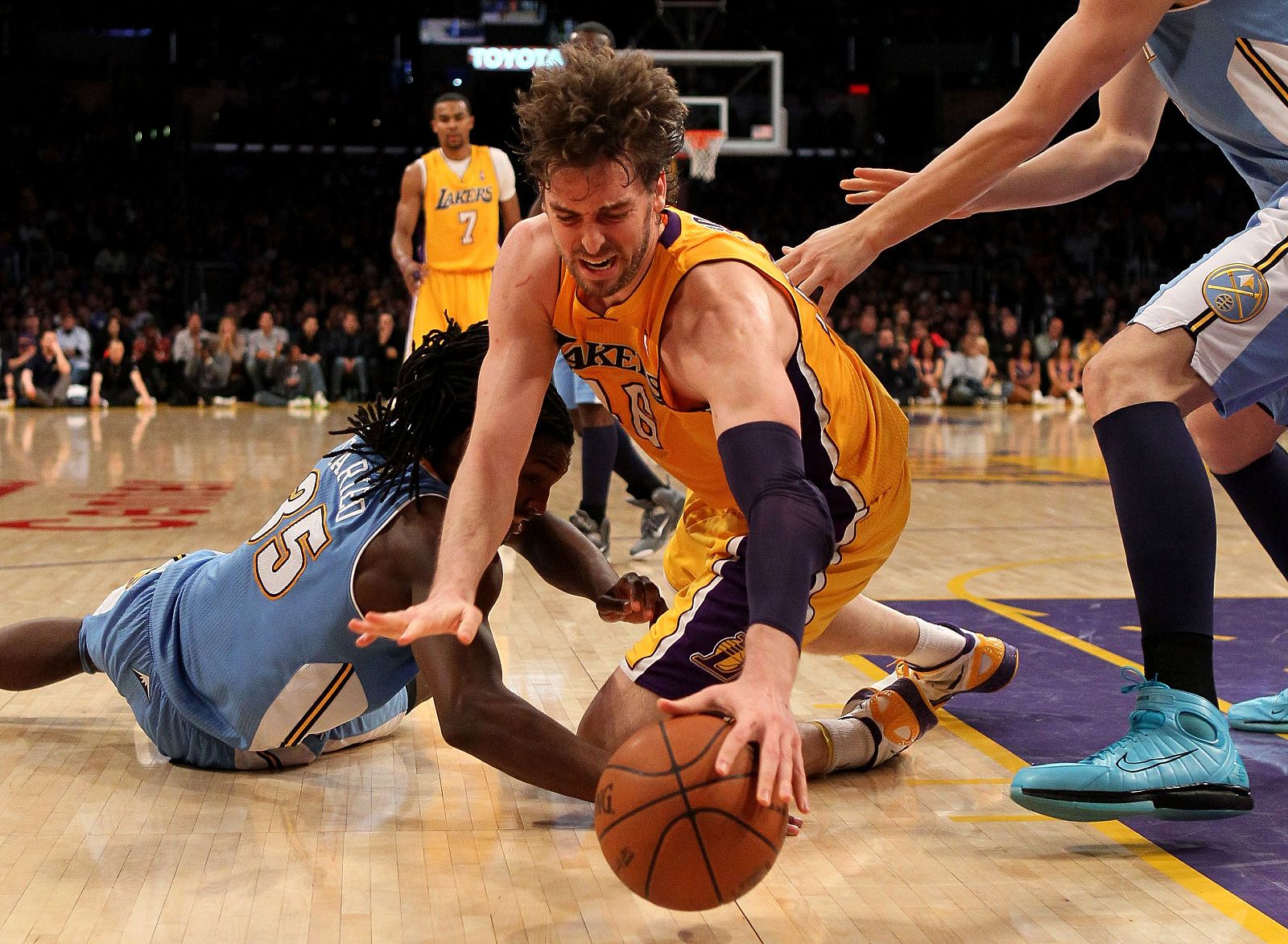 Pau Gasol, de Los Angeles Lakers, disputa el balón con Kenneth Faried, de los Denver Nuggets.