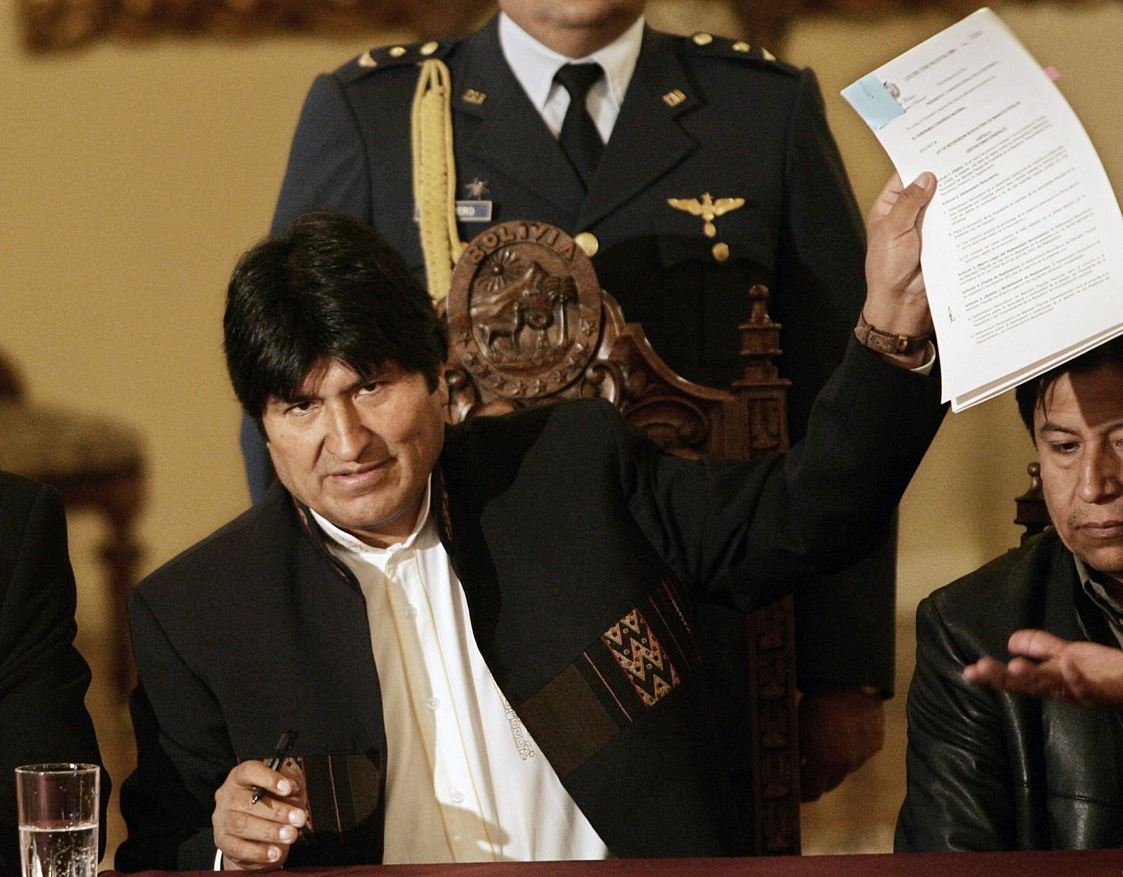 Evo Morales firma la ley convocando el referéndum revocatorio