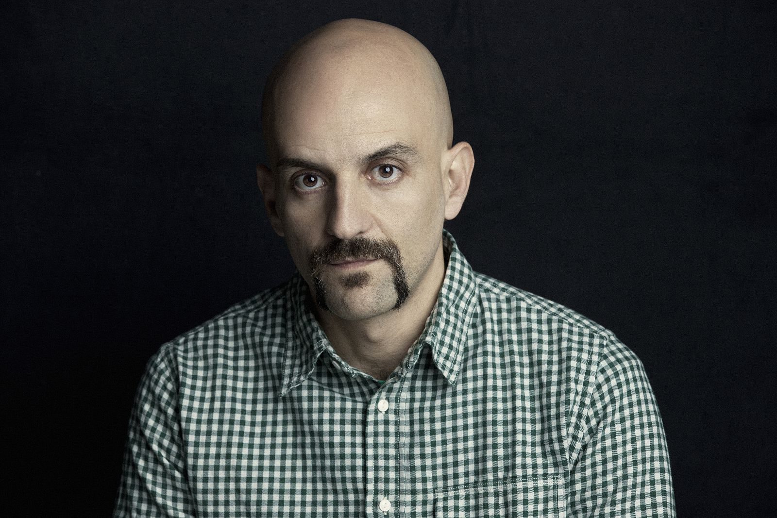 El periodista y escritor Pedro Bravo nació en el barrio madrileño de Chamberí, en 1972