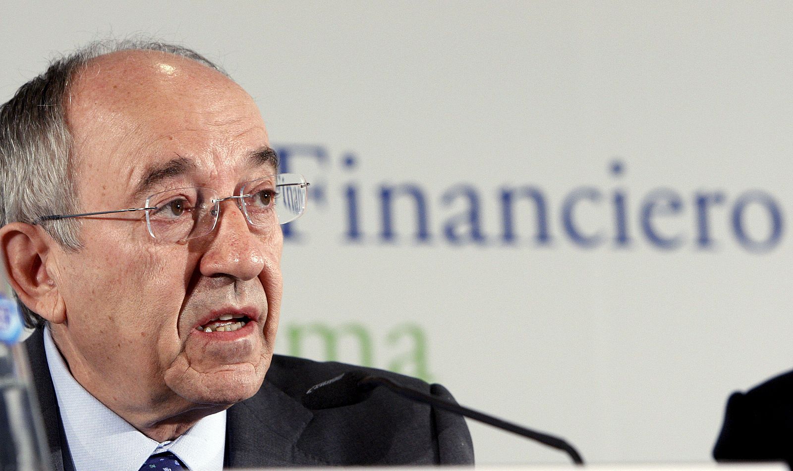 Fernández Ordóñez alerta de que el paro masivo hace peligrar la banca