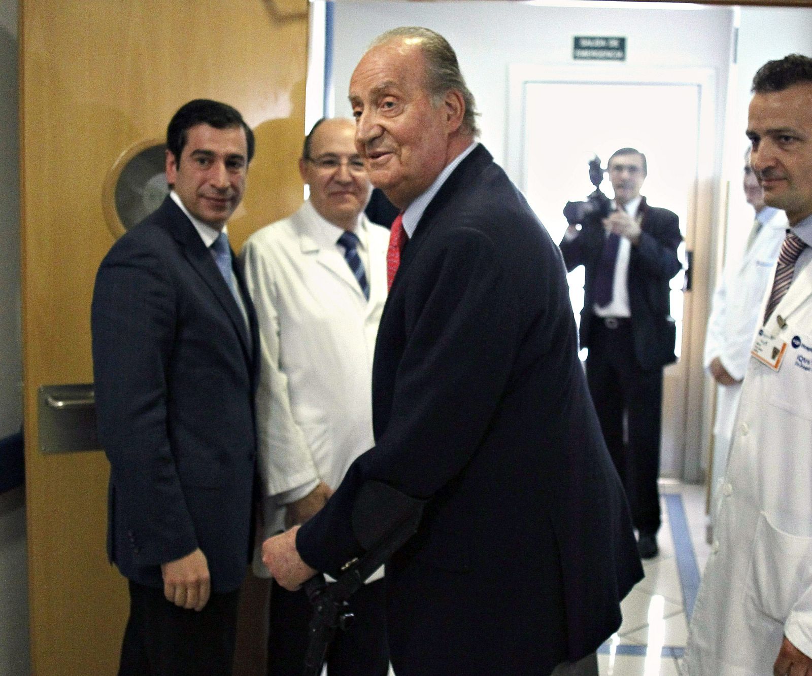 El rey a su salida del hospital tras recibir el alta