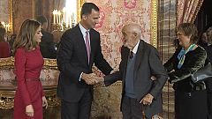 El príncipe homenajea la "antipoesía" de Parra, "popular, airosa y elegante"