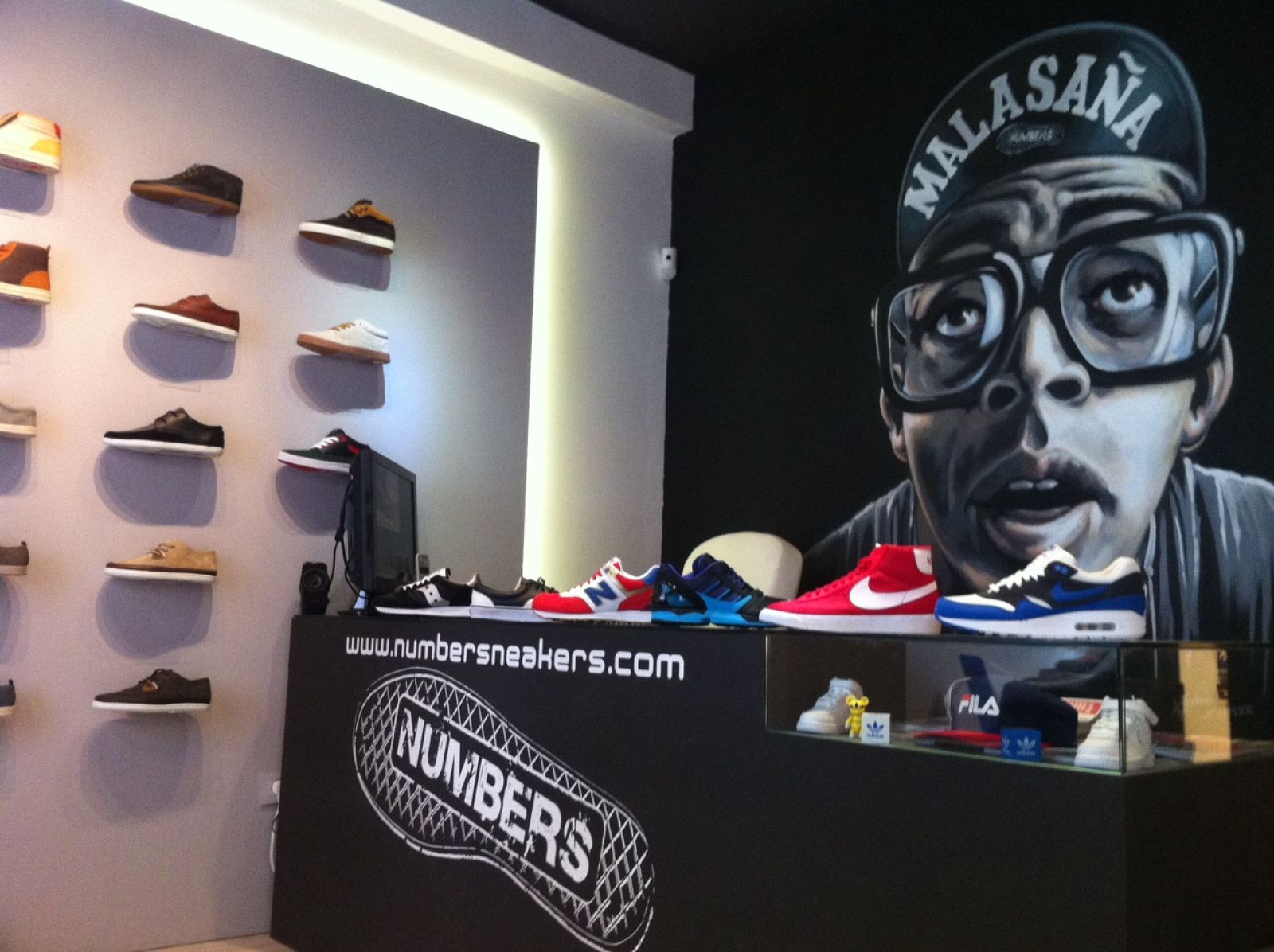 El mostrador de Numbers, tienda de zapatillas en Malasaña, Madrid