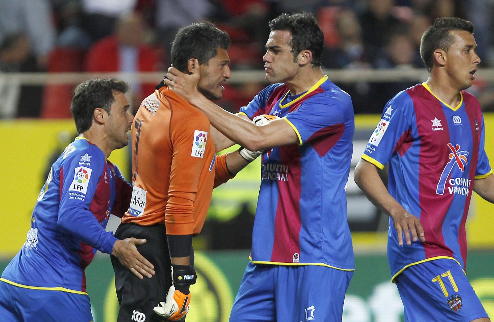 Munua (2i), es felicitado por su compañero, el defensa Cabral (2d), tras detener el penalti  a Negredo.