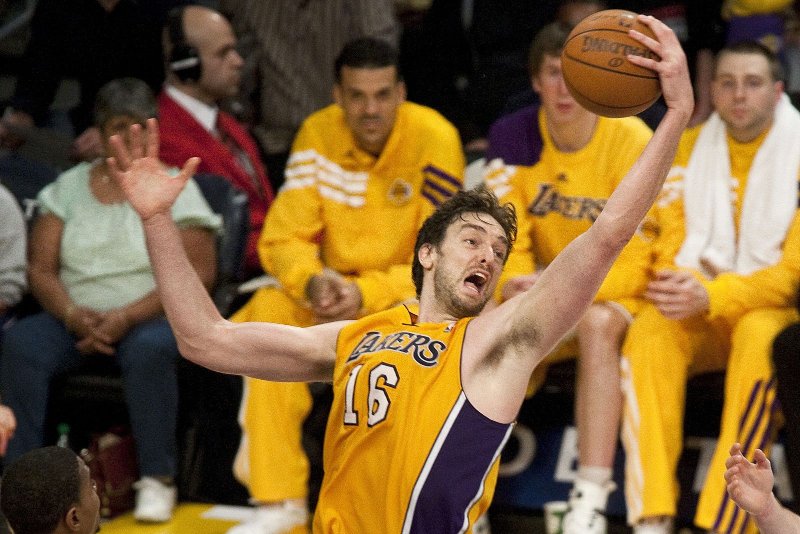 Pau Gasol se hace con un rebote durante el partido de Liga de la NBA contra los Timberwolves.