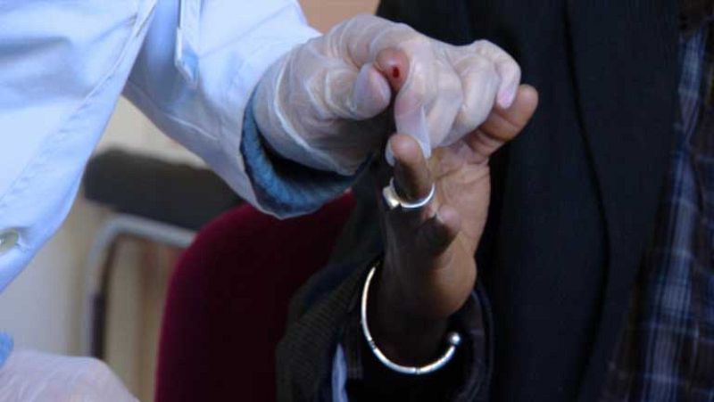 Excluir a los inmigrantes irregulares, un riesgo sanitario que aportará "poco ahorro" 