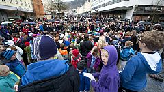 Decenas de miles de noruegos se unen para cantar la canción "multicultural" odiada por Breivik