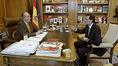 El rey se reúne con Rajoy siete horas después de recibir el alta hospitalaria