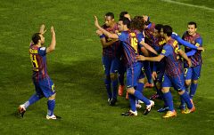 La goleada del Barcelona ante el Rayo retrasa el alirón del Madrid