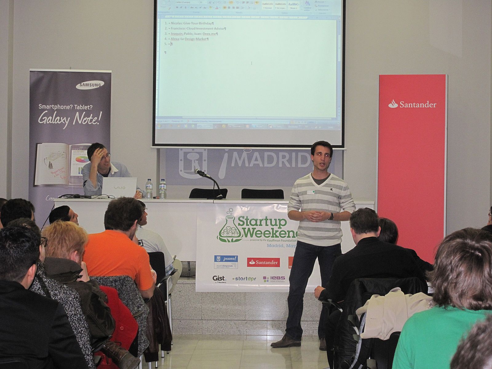 Uno de los participantes en la Startup Weekend explica su proyecto