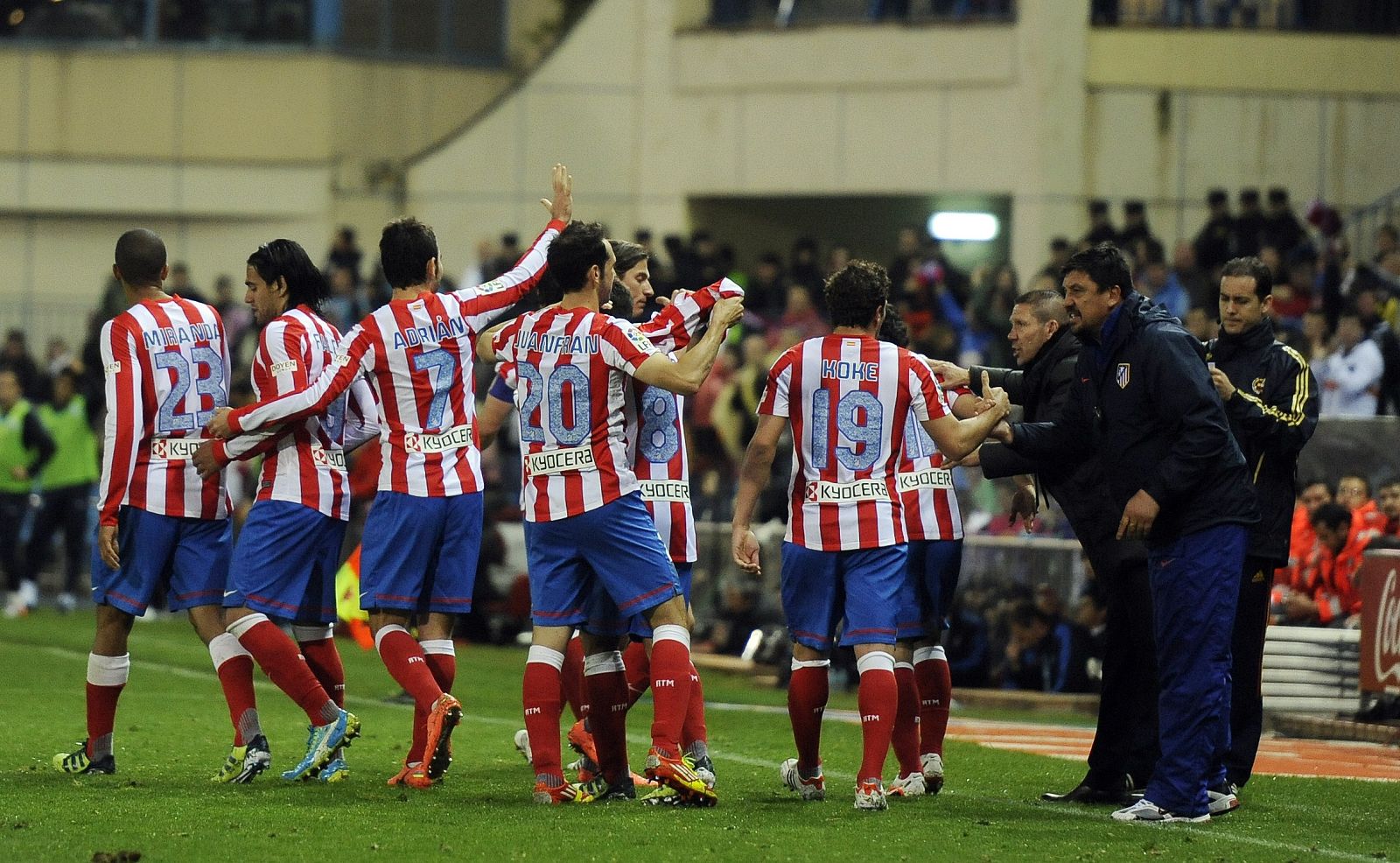 Los jugadores celebran en el banquillo el segundo gol.