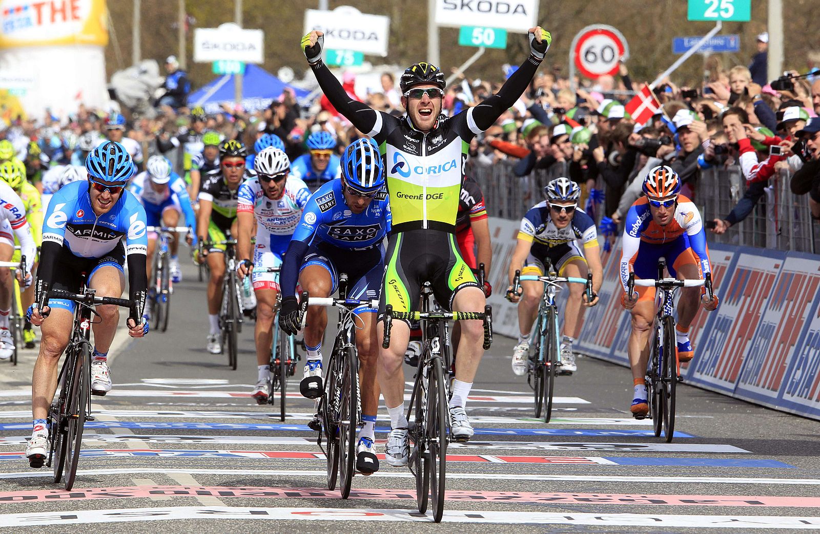 Mathew Goss bate a Juan José Haedo en un accidentado esprint