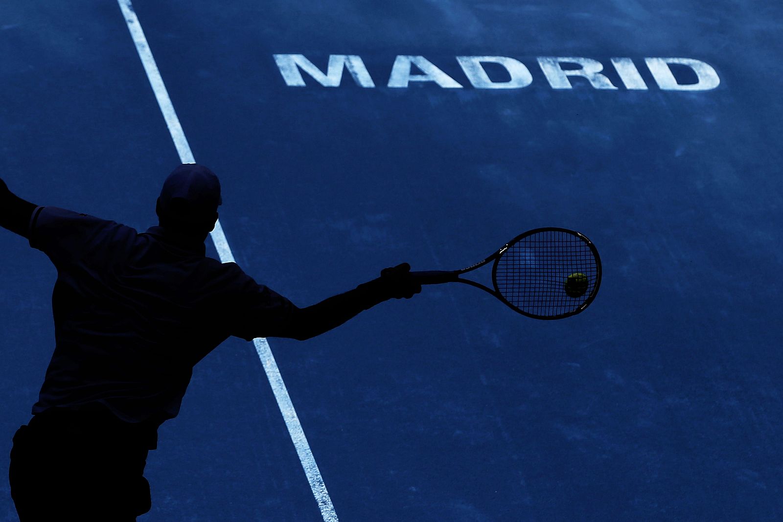 La azul y resbalazida tierra batida del Masters de Madrid de tenis sigue siendo objeto de análisis y discusión en el torneo.