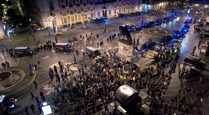 Dos detenidos en el desalojo de los "indignados" esta madrugada en Sol