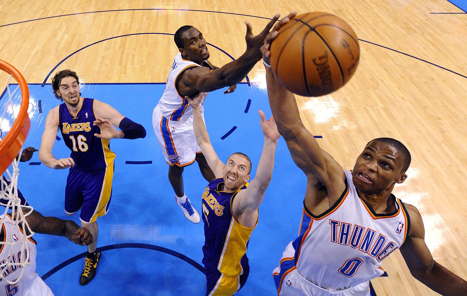 Westbrook (d) toma un rebote ante la marca de Steve Blake (c) de los Lakers.