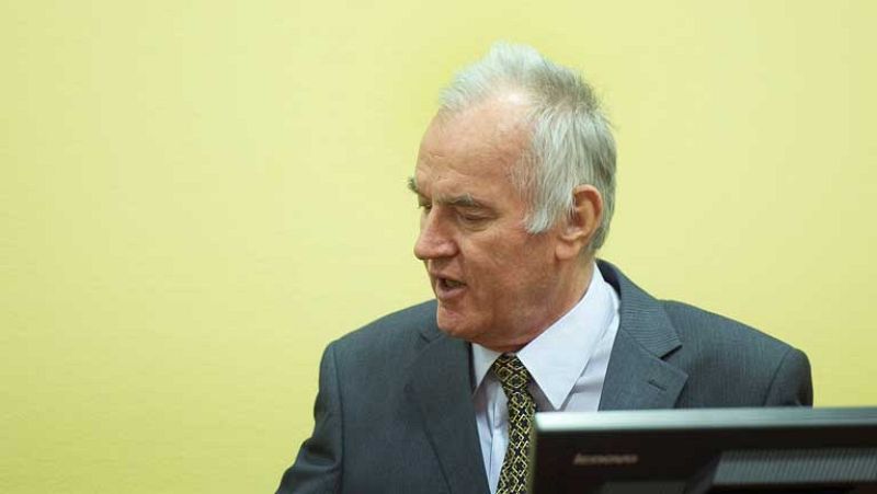 Mladic comienza su juicio desafiando a las víctimas de la matanza de Srebrenica 