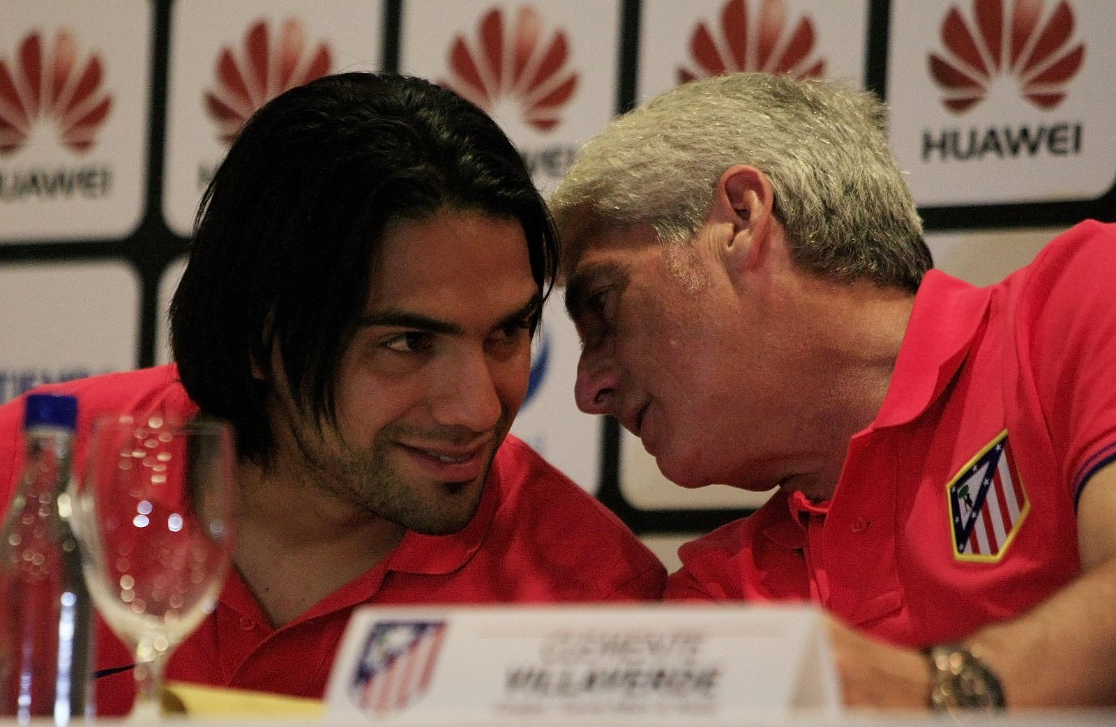 El jugador colombiano del Atlético de Madrid Radamel Falcao García (i) habla con el gerente de su club, Clemente Villaverde (d), antes del amistoso ante Millonarios en Bogotá.
