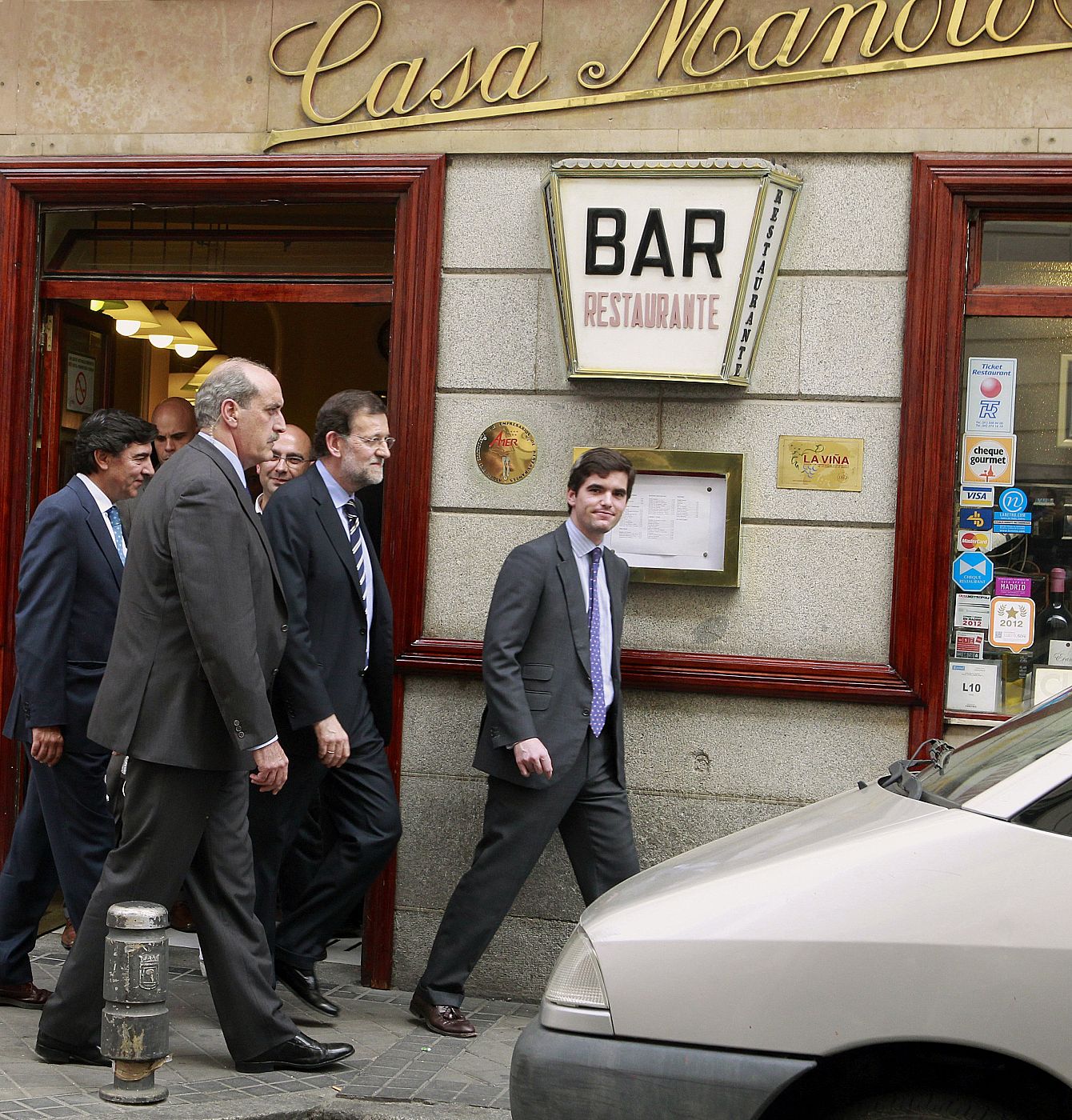El presidente del Gobierno, Mariano Rajoy (c), en el bar 'Manolo' en un receso del pleno del Congreso