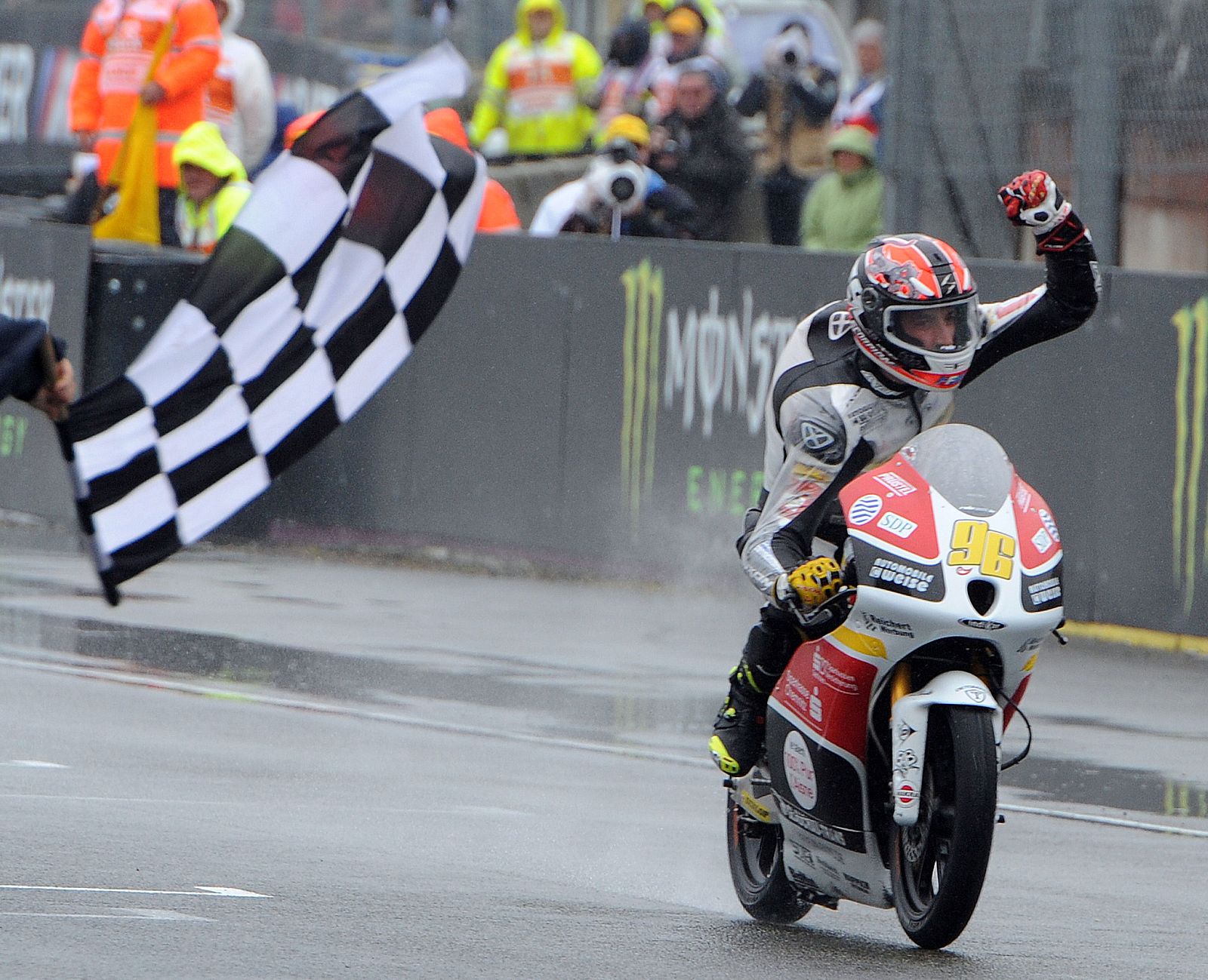 El francés Louis Rossi cruza primero la línea de meta en Le Mans.
