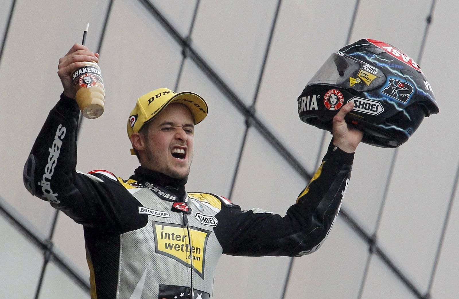 El suizo Thomas Luthi celebra la victoria en Le Mans.