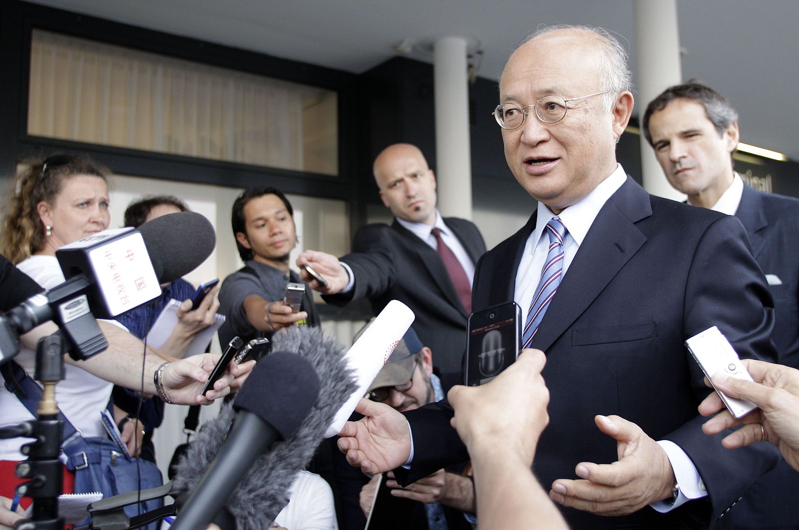 El director general del OIEA, Yukiya Amano, atiende a la prensa antes de su viaje a Teherán el 20 de mayo de 2012