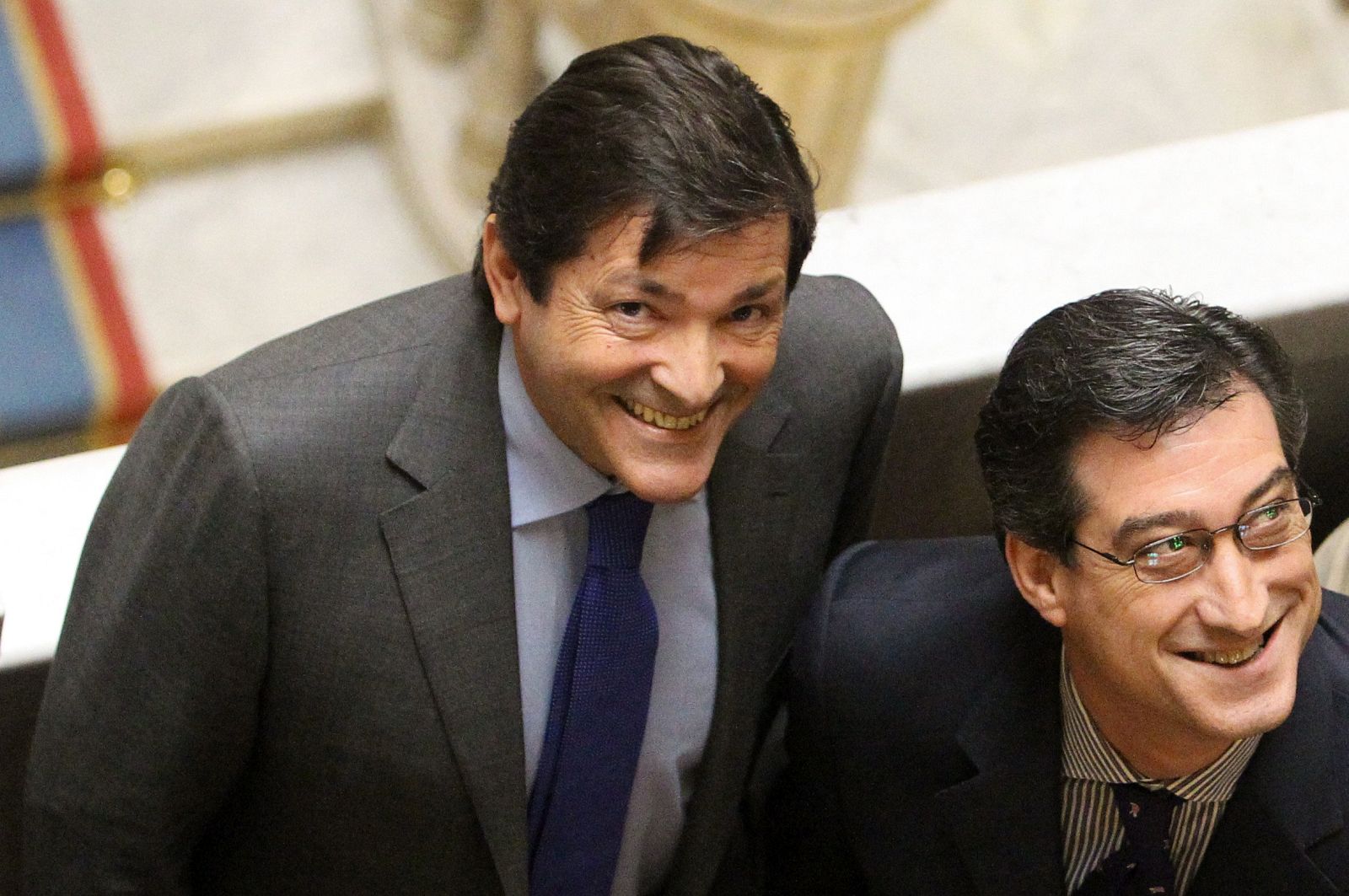 El candidato socialista a la Presidencia del Principado, Javier Fernández (i) firma un acuerdo con el diputado de UPyD (Ignacio Prendes) para garantizar su elección como presidente