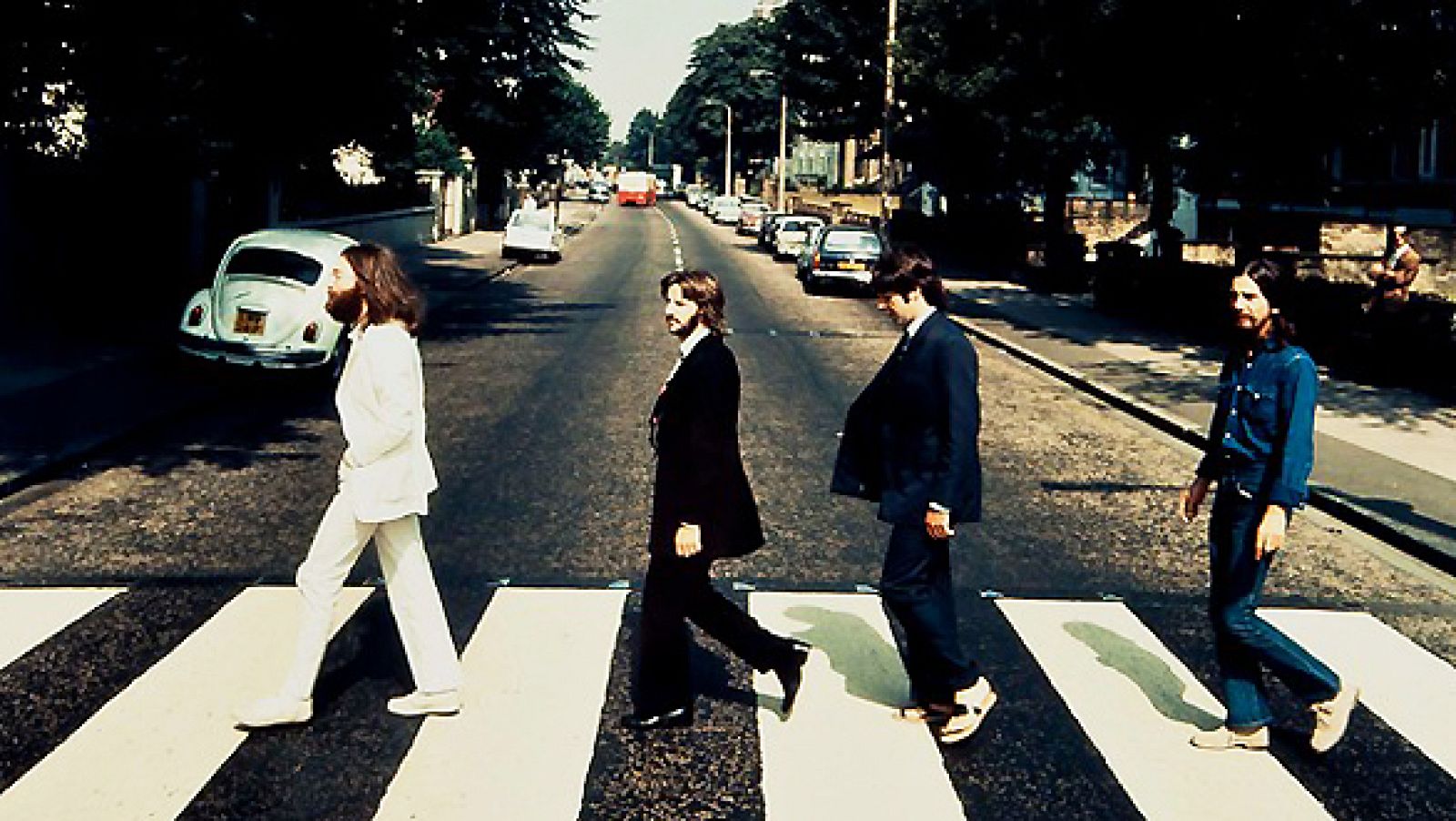 The Beatles cruzan la calle Abbey Road al revés