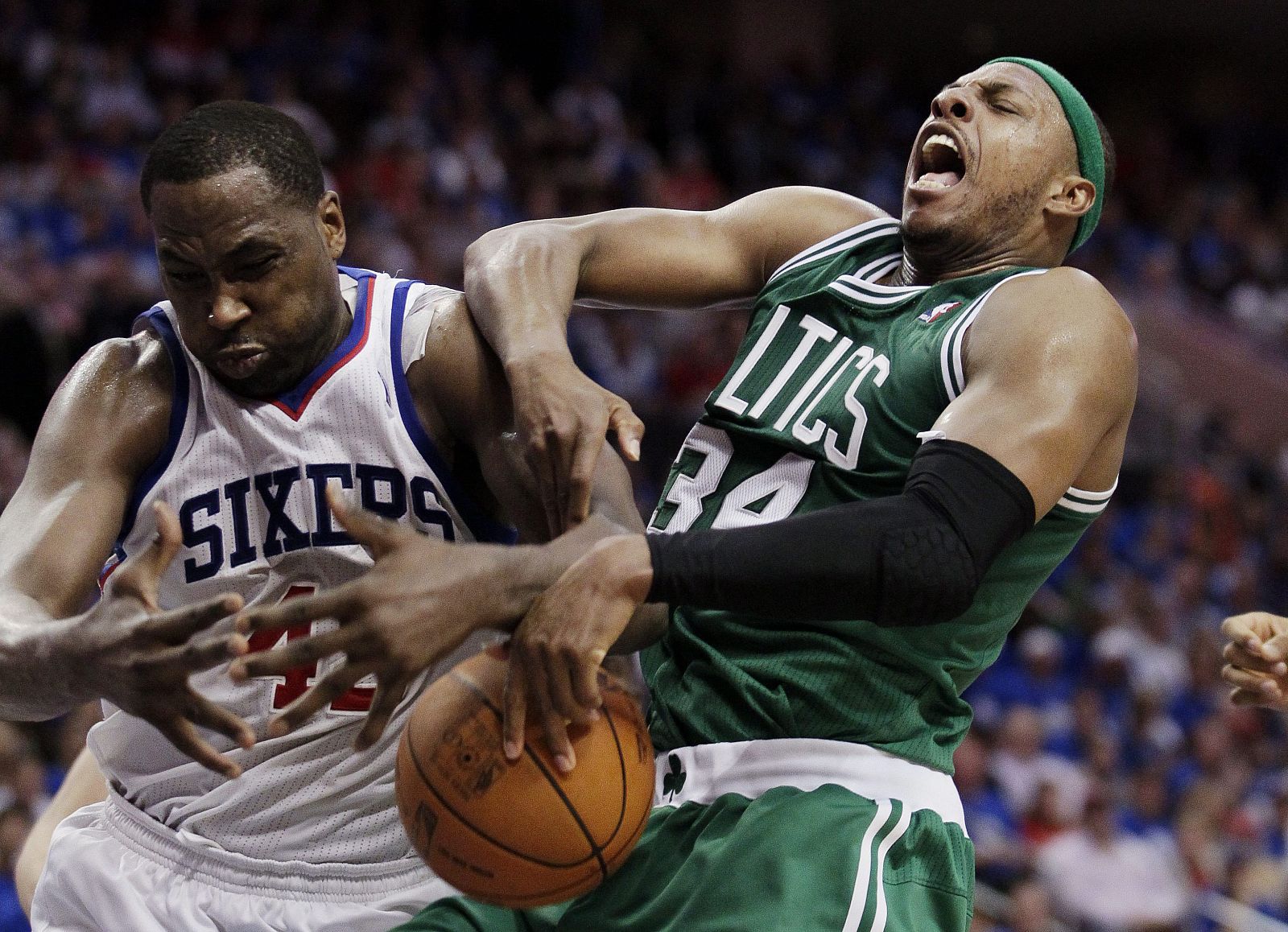 Elton Brand (i) de los Sixers de Filadelfia en acción ante Paul Pierce (d) de los Celtics de Boston.