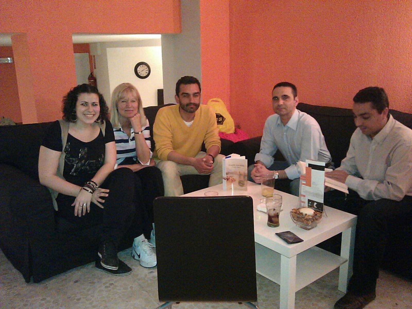 Dina El Ghoulbzouri con compañeros del club de lectura en Alejandría Libros & Café