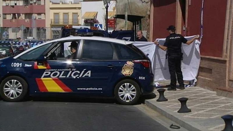 Muere una mujer y otra resulta herida en un tiroteo tras un atraco a un banco en Sevilla