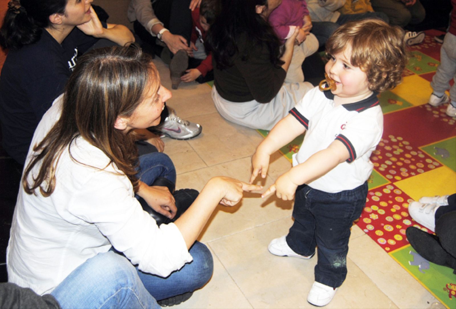 Ana Belén junto a su hijo en el centro de actividades para niños Los Mundos de Nana