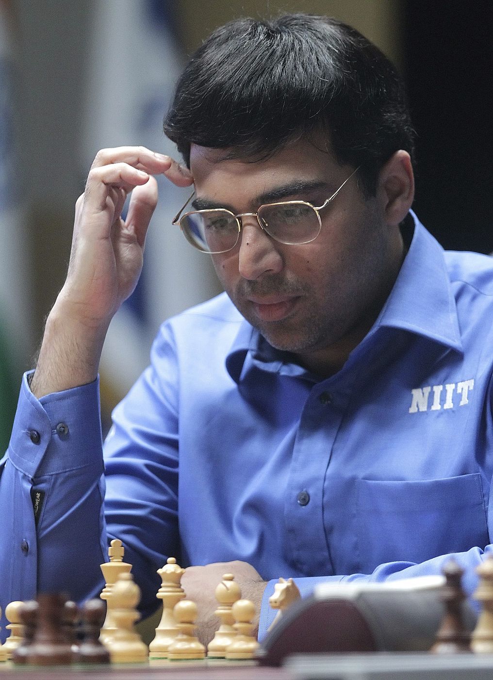 El jugador indio Viswanathan Anand piensa su jugada ante el israelí Boris Gelfand