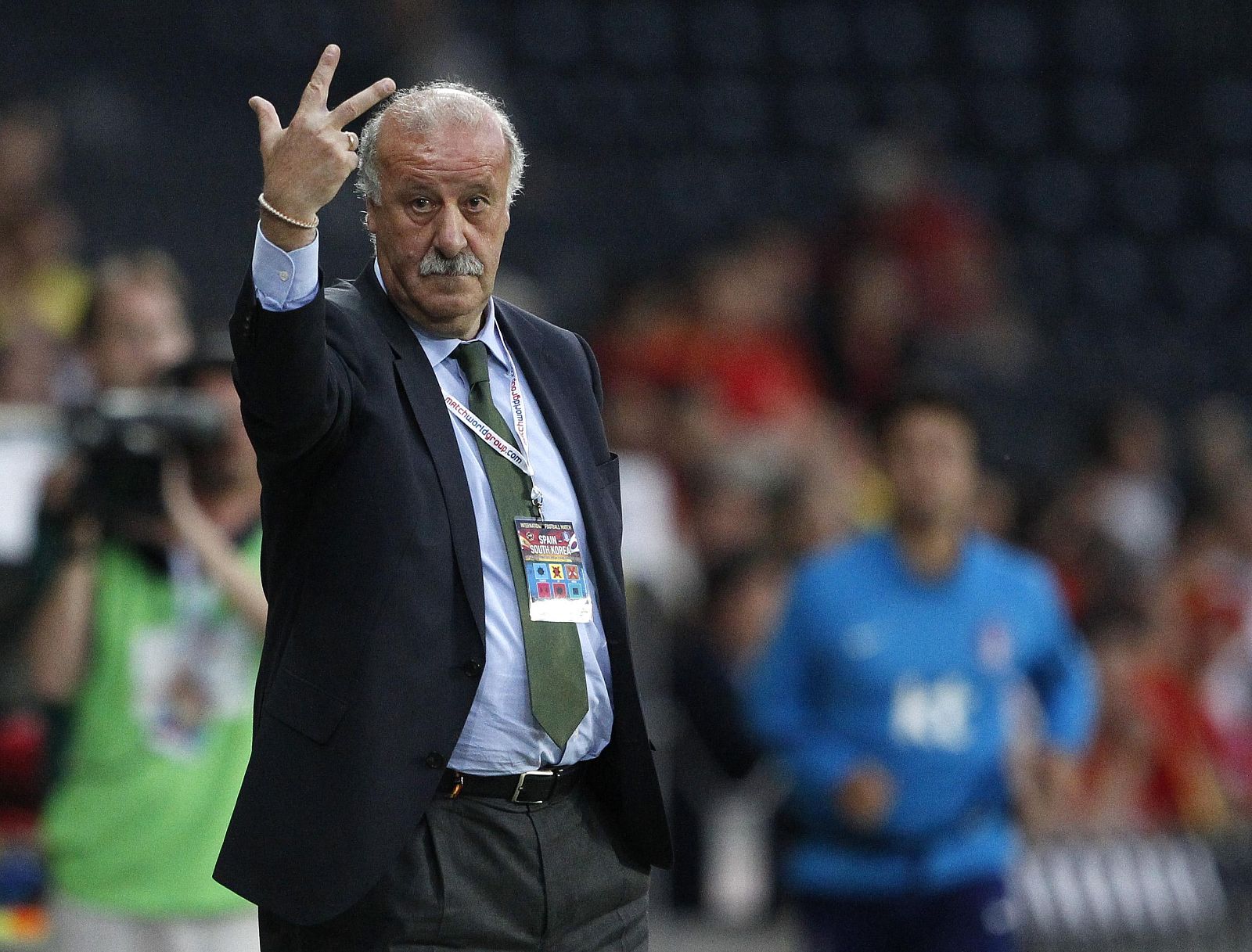 Spain's coach Del Bosque reacts during their friendly soccer match ahead of Euro 2012 against South Korea in Bern