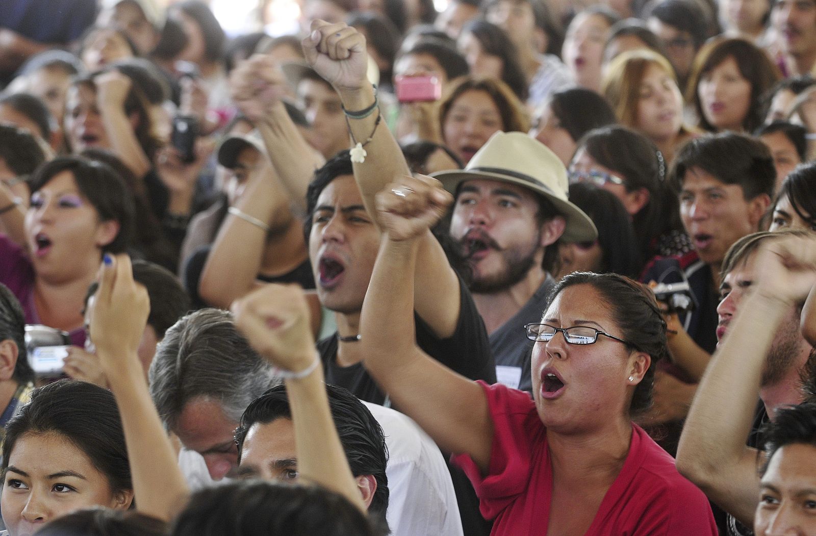 ESTUDIANTES DECIDEN EN ASAMBLEA FUTURO DEL MOVIMIENTO YO SOY 132