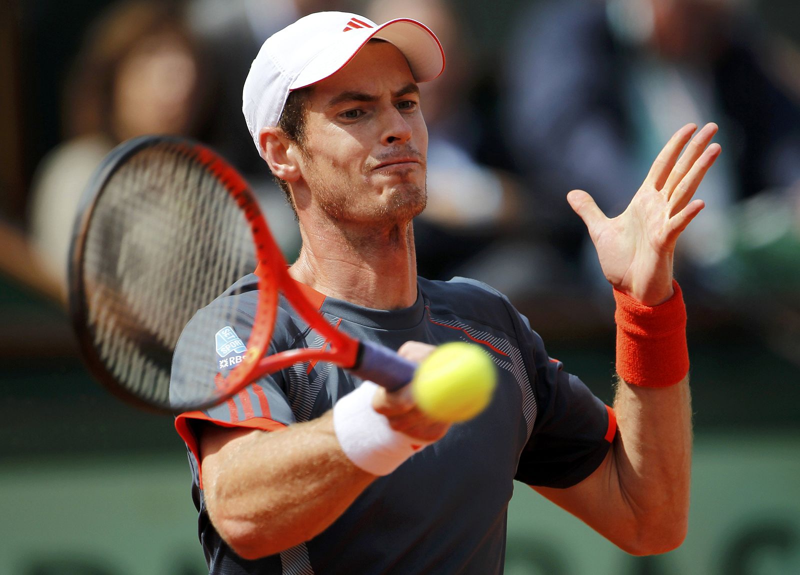Andy Murray devuelve la bola ante Jarkko Nieminen.