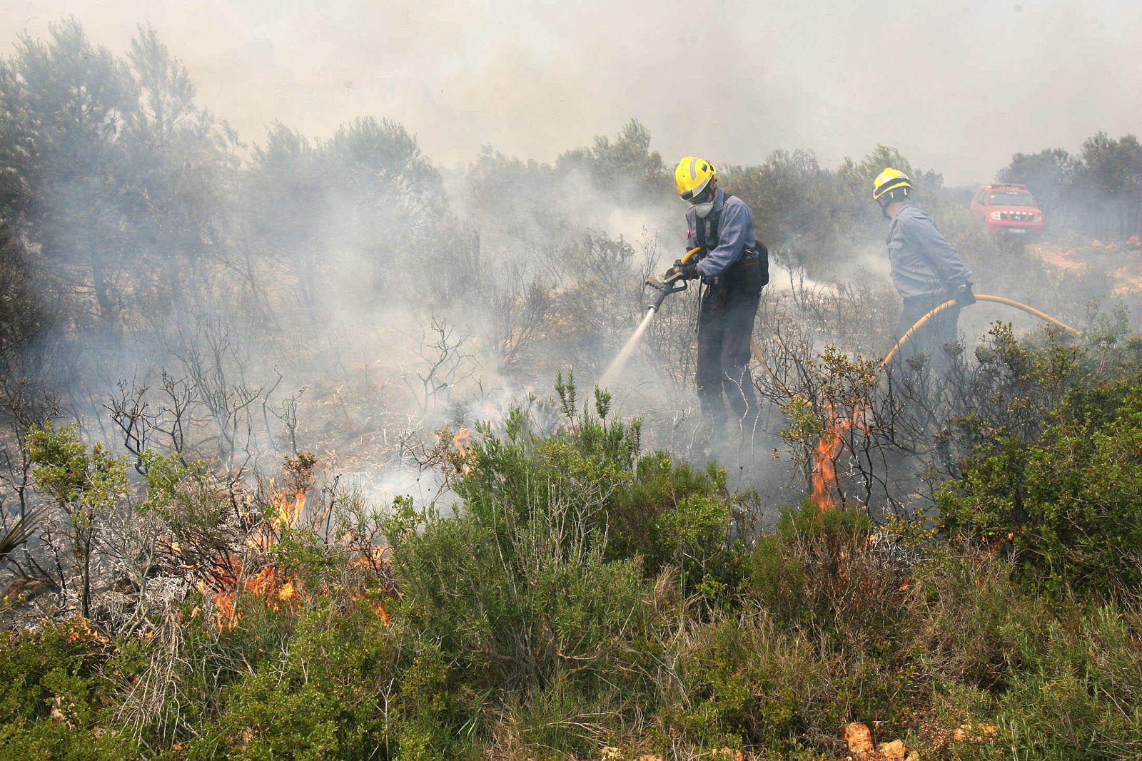 EL INCENDIO DE RASQUERA AFECTA A 900 HECTÁREAS Y SE EXTIENDA HACIA EL PERELLÓ