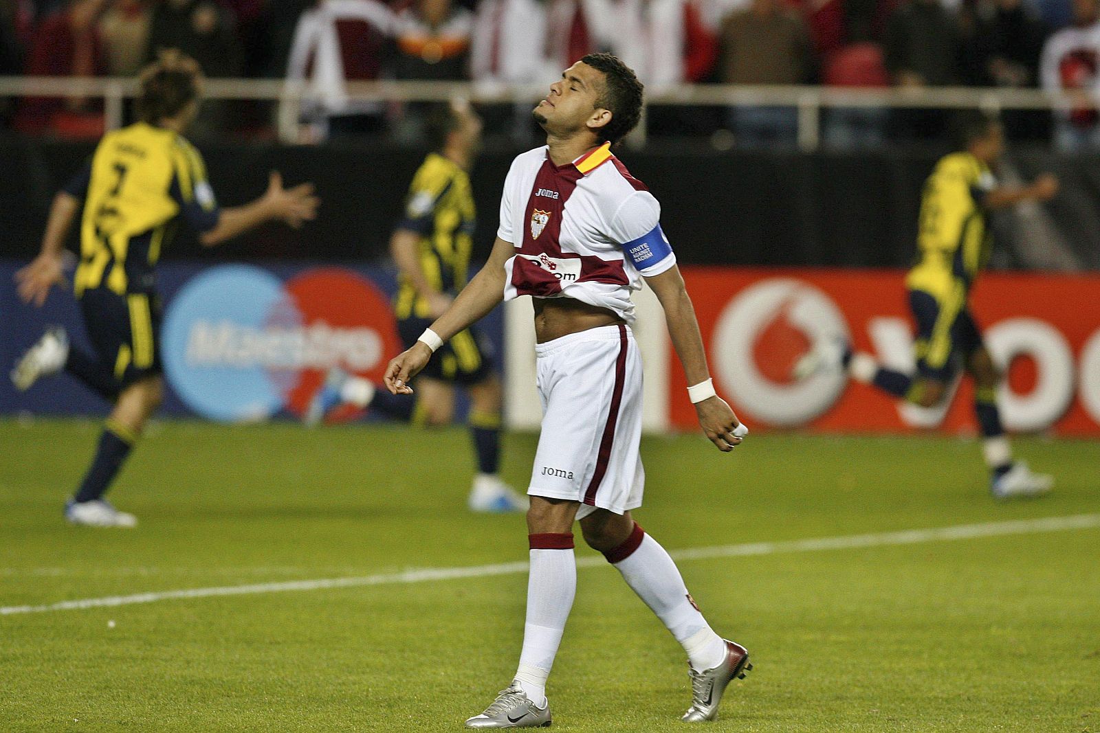 El defensa brasileño del Sevilla, Daniel Alves, confirma que no seguirá en el club.