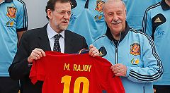 Rajoy a la selección: "Los españoles necesitamos una alegría en estos tiempos tan difíciles"