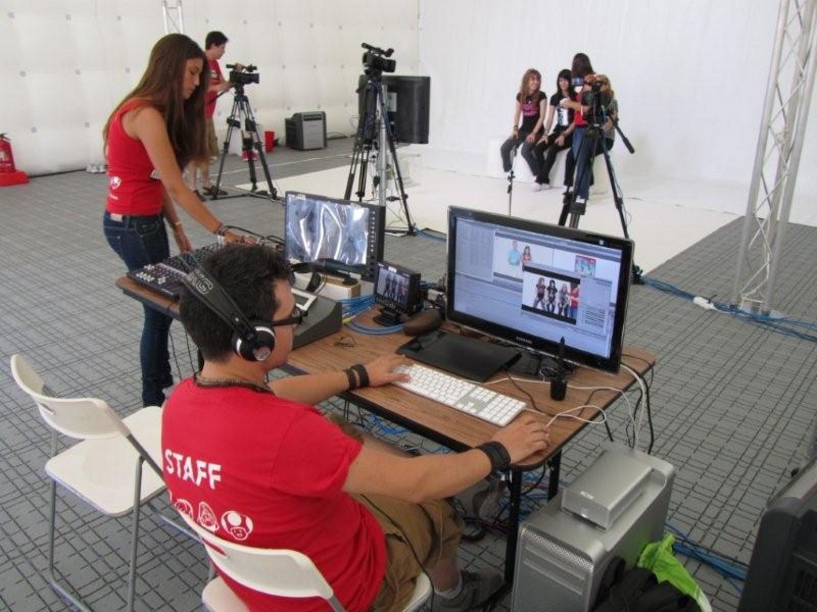 Parte del equipo de 8media en uno de sus trabajos