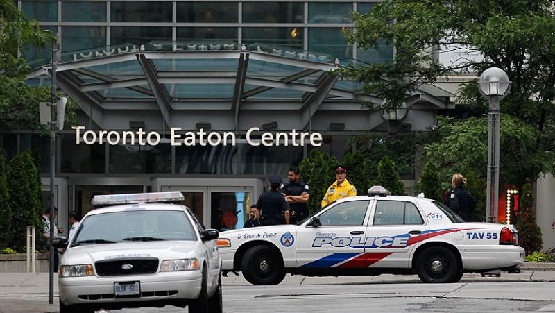 Un muerto y siete heridos en un tiroteo en un centro comercial en Toronto 