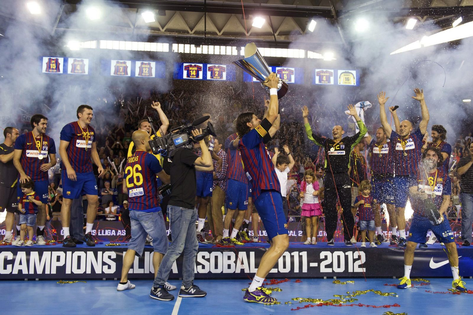 Laszlo Nagy levantando la copa de campeón de la Liga Asobal 2012