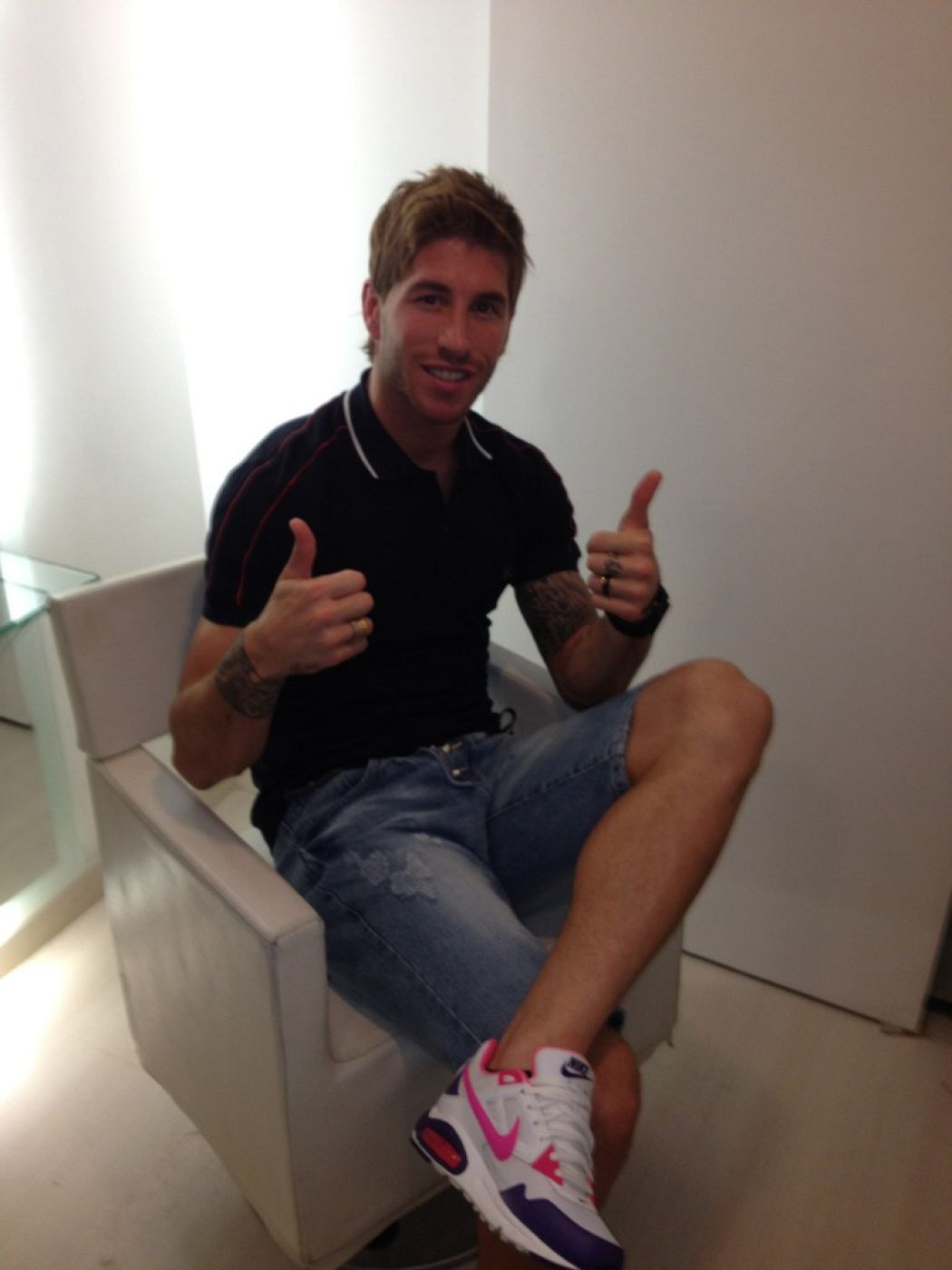 Ramos ha aprovechado su twitter para mostras a sus seguidores su cambio de imagen.