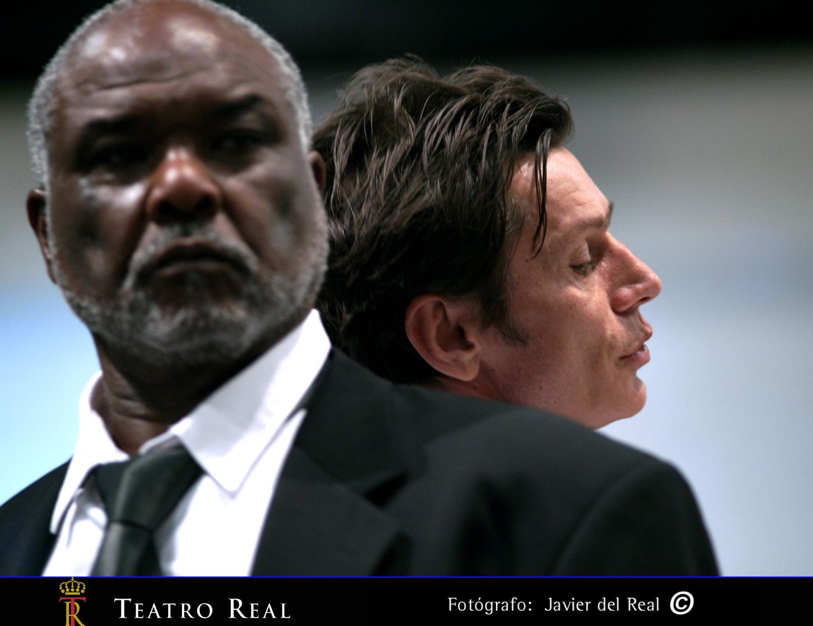 Séneca (Willard White) en primer plano y tras él el director Krzysztof Warlikowsk