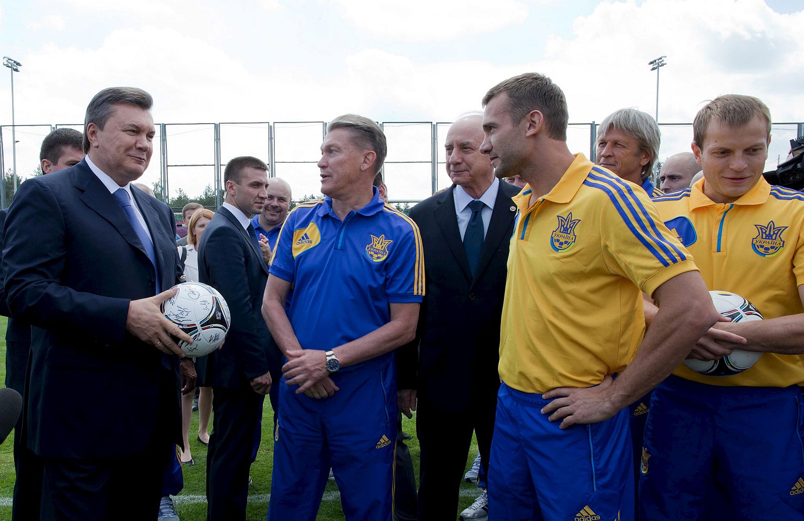 VIKTOR YANUKOVYCH VISITA A LA SELECCIÓN UCRANIANA