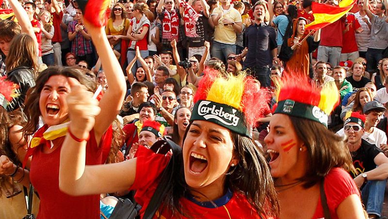 Los 10.000 hinchas de España en Gandsk ganan por goleada a la afición de Italia