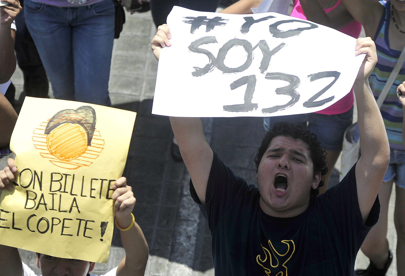 Miles de personas del movimiento 'Yo soy 132' han marchado en México contra Peña Nieto con pancartas
