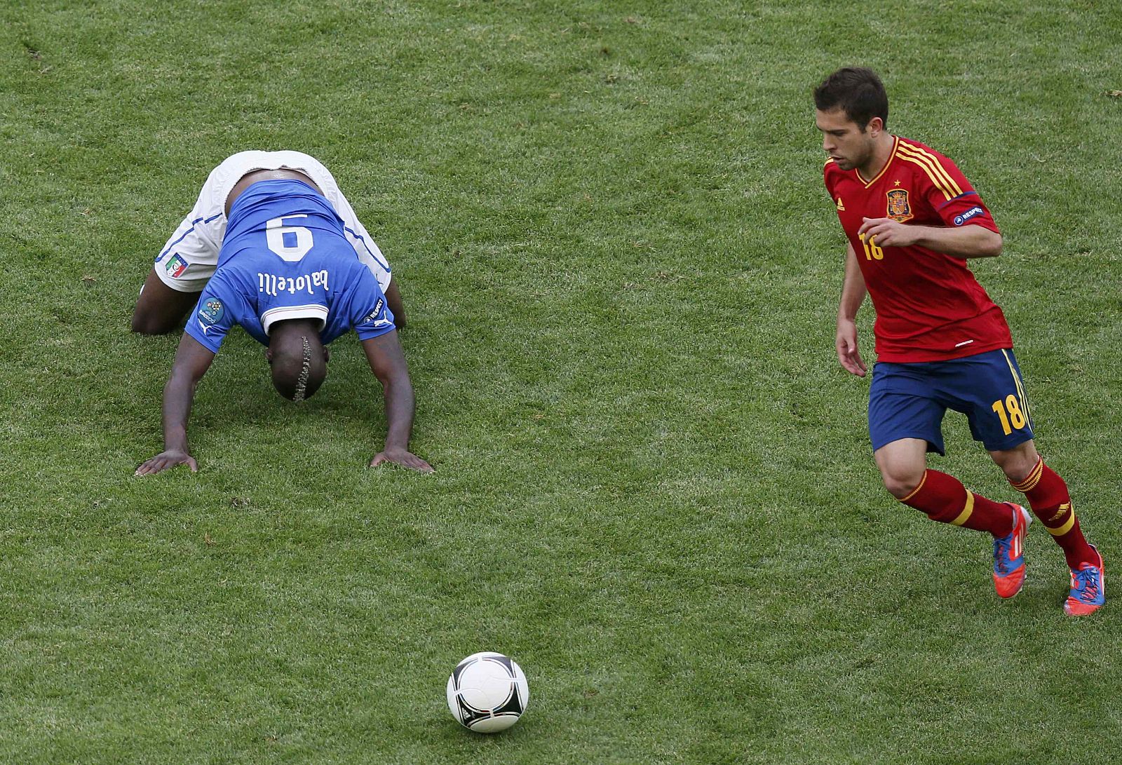 Jordi Alba, en una imagen del pasado España - Italia junto a Balortelli