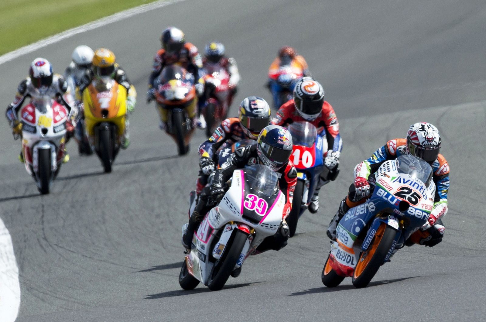 Maverick Viñales liderando la carrera de Moto3.